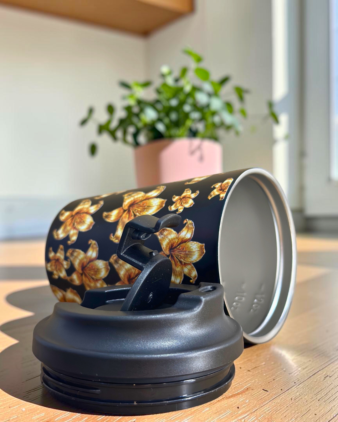 Golden Flowers Travel Mug
